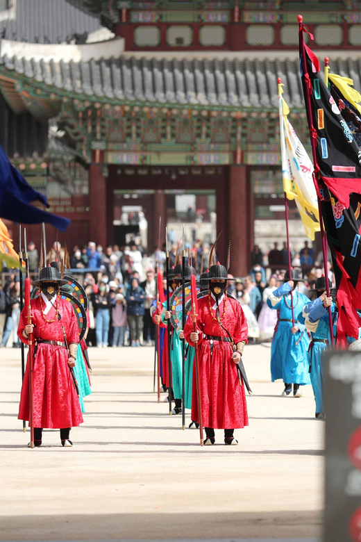 Seoul: Gyeongbokgung Palace Tour & Lunch at Authentic Market - From royal grounds to Tongin Traditional Market