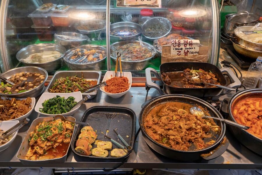 Seoul: Gyeongbokgung Palace Tour & Lunch at Authentic Market - Who will enjoy this experience most