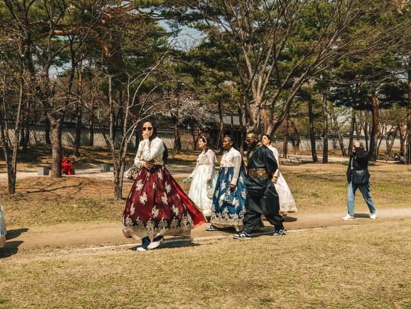 Seoul Half-Day City Highlight, Palace Tour with Hanbok - A seasonal snack between the major sights