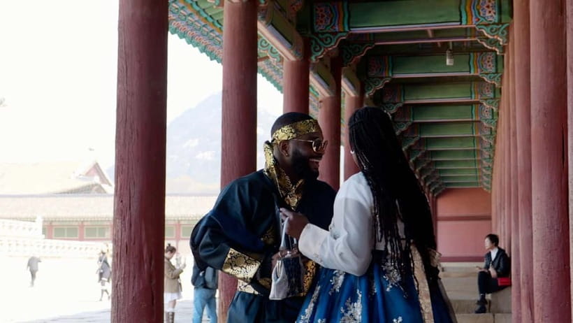 Seoul Half-Day City Highlight, Palace Tour with Hanbok - Guides, group atmosphere, and photographs