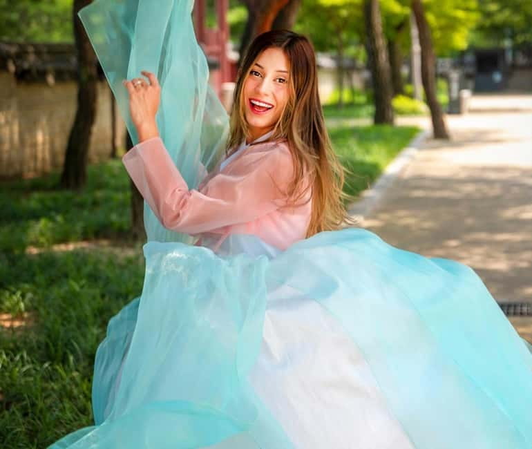 Seoul: Hanbok Photo Tour at Gyeongbokgung Palace - Choosing the right hanbok and preparing your outfit
