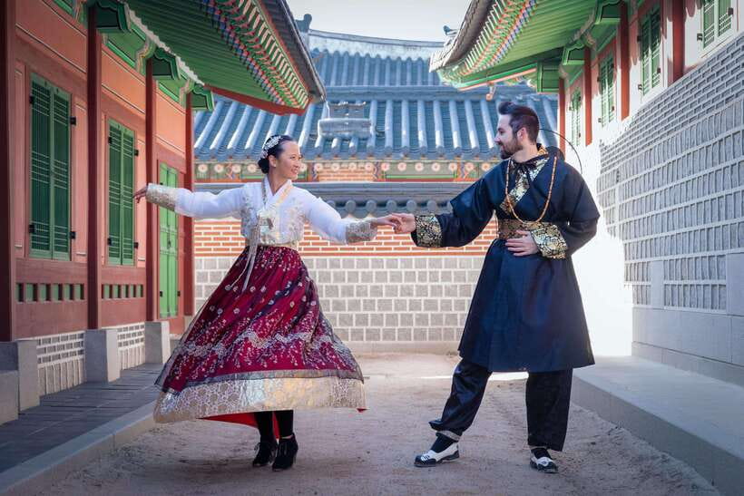 Seoul: Hanbok Photo Tour at Gyeongbokgung Palace - Gyeongbokgung photo spots and the private route