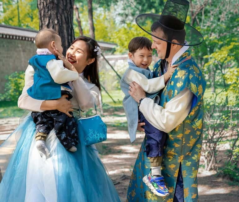 Seoul: Hanbok Photo Tour at Gyeongbokgung Palace - What you receive after the camera work