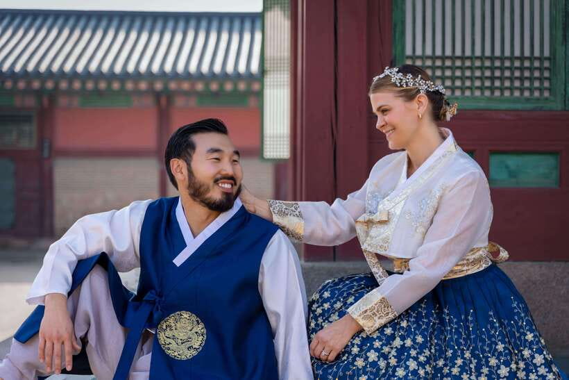 Seoul: Hanbok Photo Tour at Gyeongbokgung Palace - Staying in the hanbok after the photo session