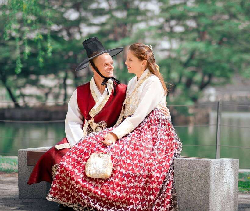 Seoul: Hanbok Rental with Gyeongbokgung Palace Entry - Getting Dressed and Adding Hair Styling