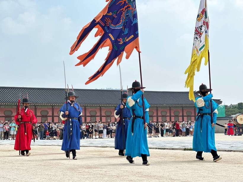 Seoul Highlights: Gyeongbok Palace, Insadong & N Seoul Tower - Gwanghwamun and the royal guard ceremony