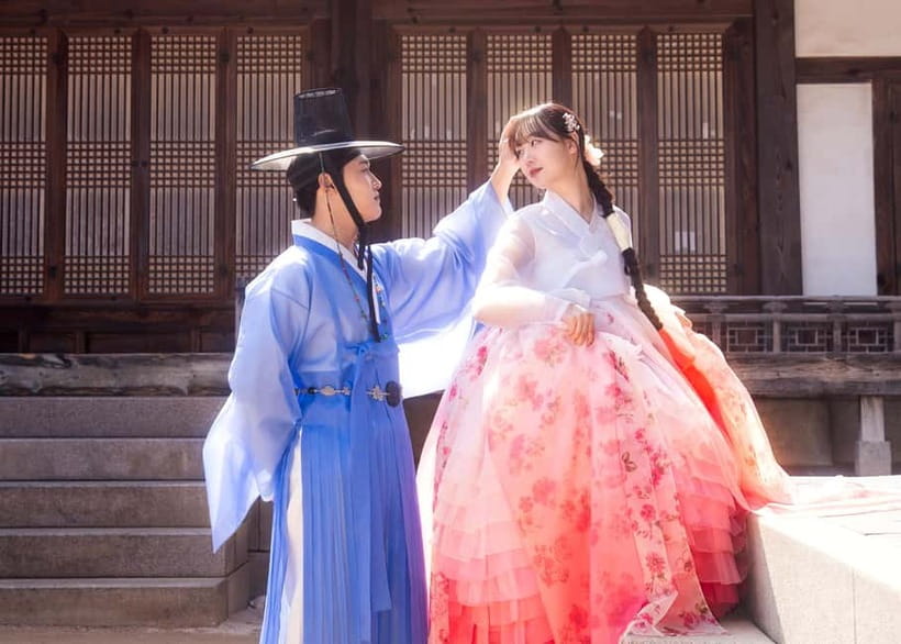Seoul: Modern Hanbok Dress Photoshoot Gyeongbokgung Palace - Meeting Mike at Young Chu Mun