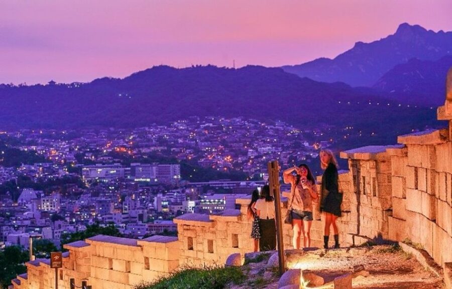 Seoul: Nighttime Tour of Palace, Market, Naksan Park & More - Why this evening route works in Seoul