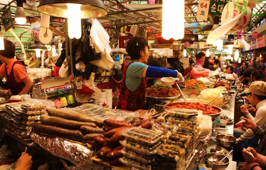 Seoul: Nighttime Tour of Palace, Market, Naksan Park & More - Who will get the most from this tour