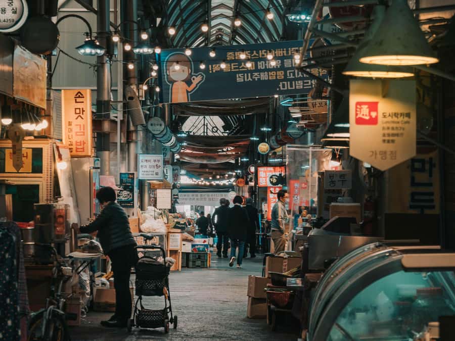 Seoul: Palace, Temple and Market Guided Foodie Tour at Night - Lanterns and Buddhist calm at Jogyesa Temple