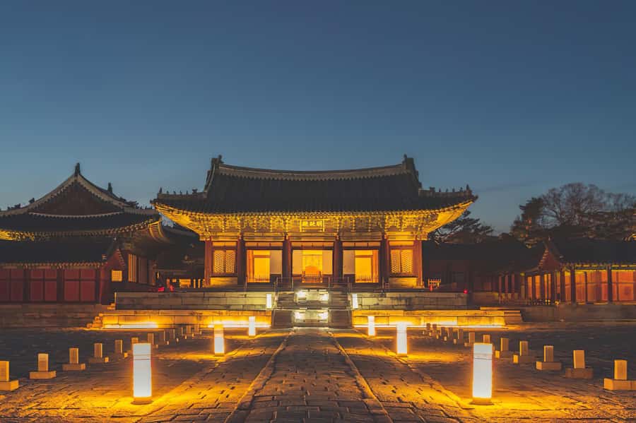 Seoul: Palace, Temple and Market Guided Foodie Tour at Night - Changgyeonggung Palace after sunset