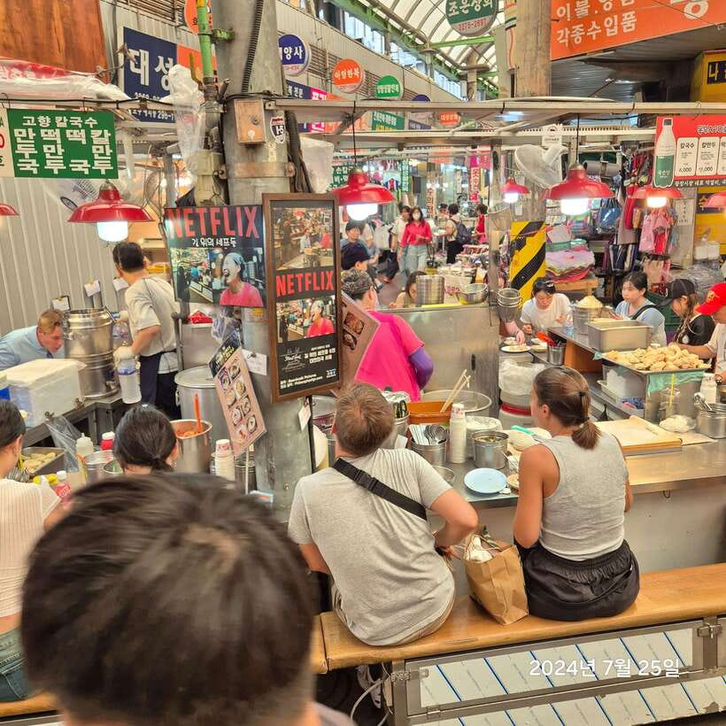 Seoul: UNESCO Palace and Street Foods Guided Tour - Key points at a glance