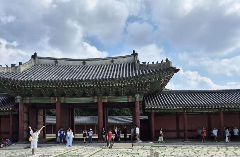 Seoul: UNESCO Palace and Street Foods Guided Tour - Changdeokgung: two hours of palace roofs and royal space