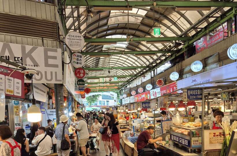Seoul: UNESCO Palace and Street Foods Guided Tour - Walking toward Gwangjang Market