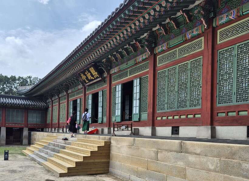 Seoul: UNESCO Palace and Street Foods Guided Tour - Who should book this experience