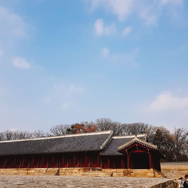 Seoul: UNESCO Sites tour: Palace, Shrine & Bukchon Village - Guides, group experience, and the human side