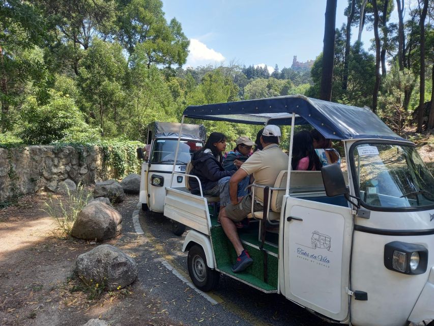 Sintra:1 hour tuk tuk experience to Pena Palace(3 monuments) - Guide service and the personal touch