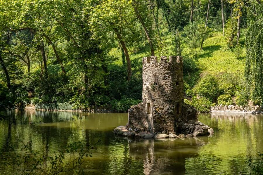 Sintra Small Group: Pena Palace, Moorish Castle & Cascais - Walking to the Moorish Castle