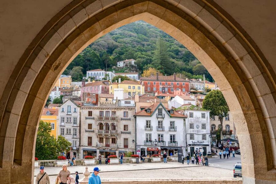 Sintra Small Group: Pena Palace, Moorish Castle & Cascais - Peninha and the Atlantic cliffs