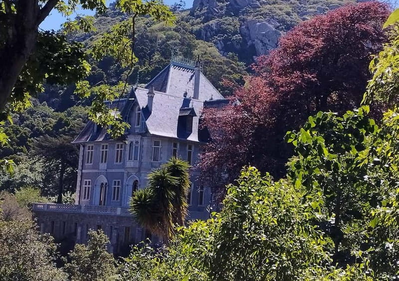 Sintra Unique Tour - Two Palaces and Azenhas do Mar - The guide and the small-group advantage