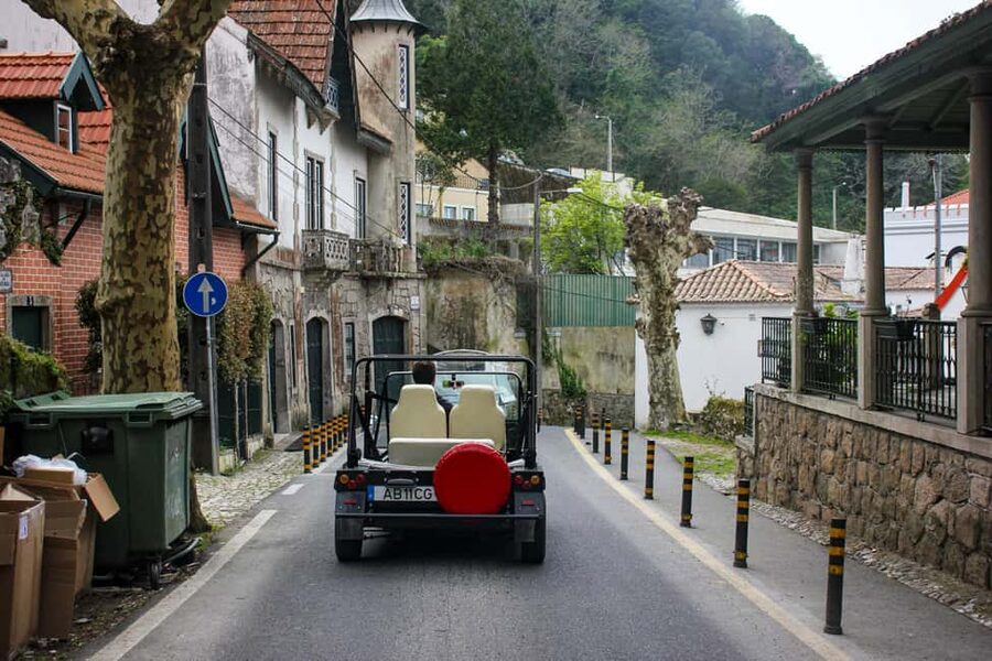 Sintra: Vintage electric Tuk Tuk tour, Pena Palace 4/5 hours - What the guide adds to the ride