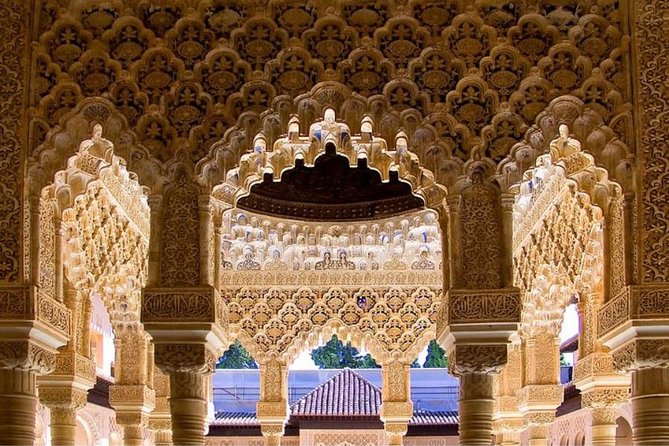 Skip the line: Alhambra Palace and Generalife Gardens Private Guided Tour - Generalife Gardens and the final hour
