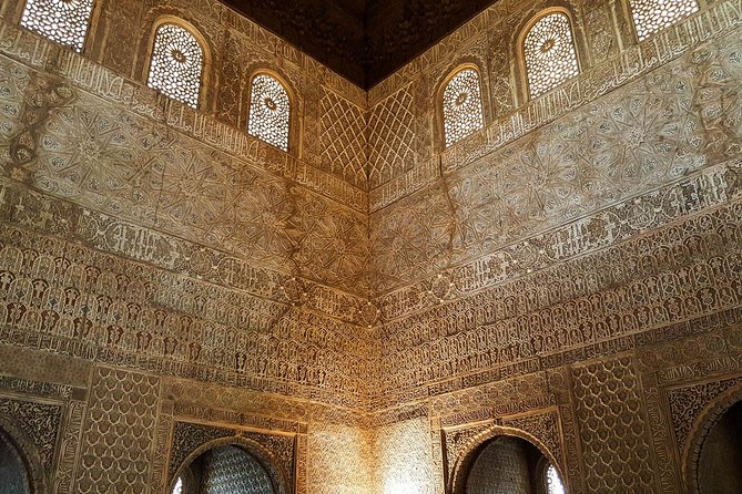 Skip the line: Alhambra Palace and Generalife Gardens Private Guided Tour - Inside the Nasrid Palaces, the tour’s main event