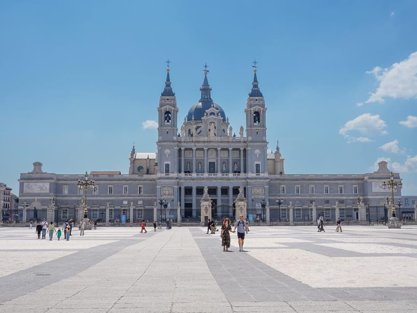"Skip the line" Royal Palace + Prado Museum - The route from the palace to the Prado