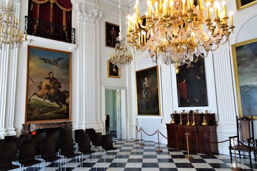 Skip-the-Line Wilanow Palace and Gardens Private Tour Warsaw - What the guides add to the experience