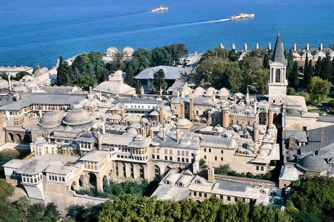 Small-Group Topkapi Palace and Harem Tour with Tickets - Entering Topkapi Palace through four centuries of power