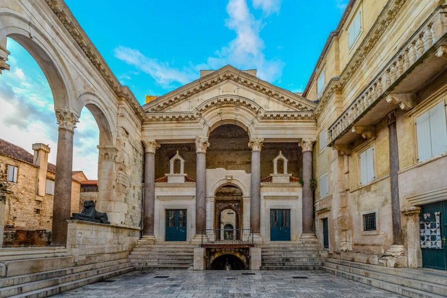Split: Game of Thrones Tour with Diocletian's Palace Cellar - Why an evening departure may be the smartest choice