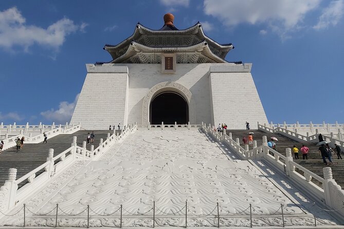 Taipei City Morning Tour with National Palace Museum entry - The National Palace Museum: a fast first look at 700,000 objects