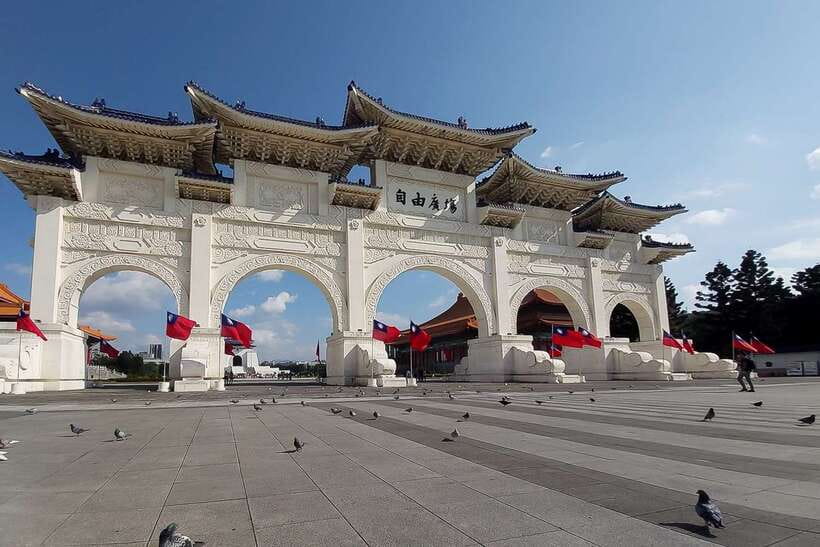 Taipei: Morning City Tour with National Palace Museum Entry - Guides and language choices