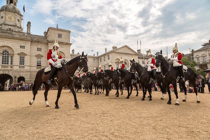 The Changing of the Guard Tour and Buckingham Palace - Finishing at Trafalgar Square