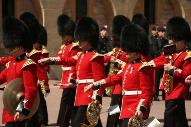 The Changing of the Guard Tour and Buckingham Palace - Starting at Green Park and walking through royal London