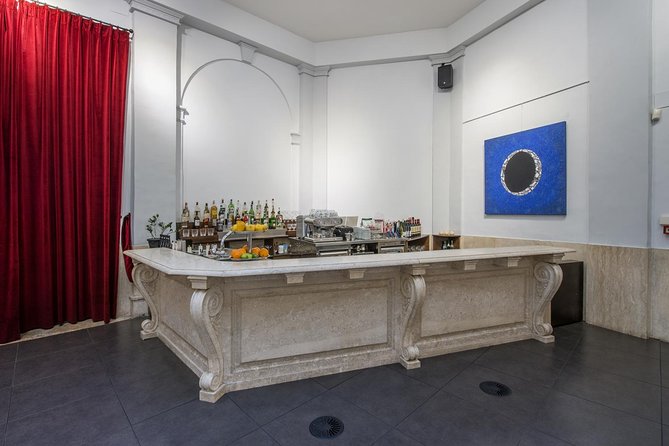 The Great Opera Arias Concert at Palazzo Poli - Trevi Fountain - Drinks, comfort, and the pre-show wait