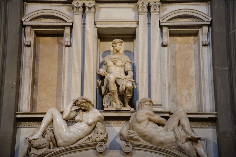 The places of the Medici family: the Palace and the Chapels - A short walk and a useful pause at Piazza San Lorenzo