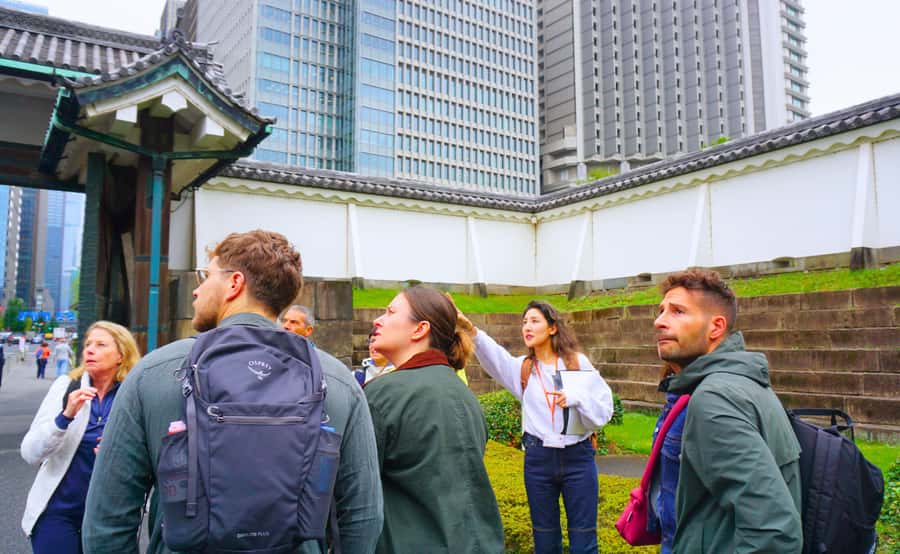 Tokyo: Imperial Palace Japanese History Walking Tour - The guide makes the $32 price worthwhile