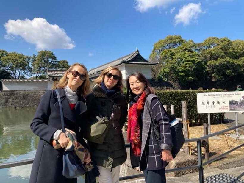 Tokyo: Pvt. Tour - Edo Castle & Imperial Palace East Gardens - Meeting your guide at Wadakura Fountain Park