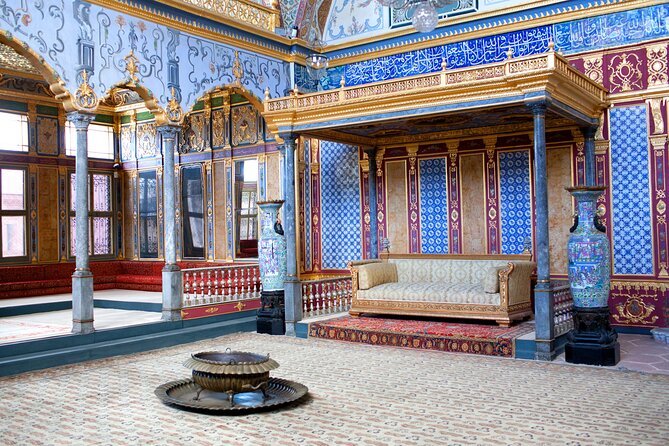 Topkapi Palace and Harem Guided tour with Skip-the-Line Tickets - Entering the palace grounds