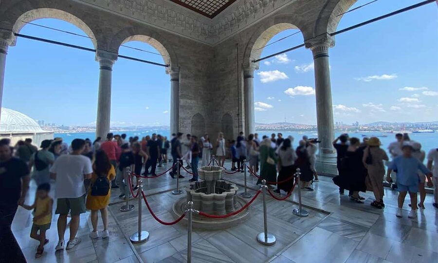 Topkapi Palace Express Tour with Harem Tickets - Meeting beside the Egyptian Obelisk