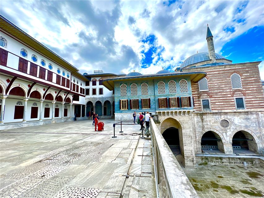 Topkapi Palace&Harem-Guided Tour-Skip lines- All tickets inc - Kitchens, ceramics, and the final stop at Hagia Irene