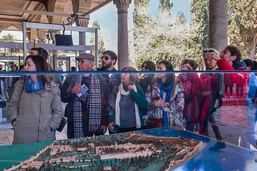 Topkapi Palace & Harem Tour + Bosphorus & Golden Horn Cruise - Staying inside after the guided hour