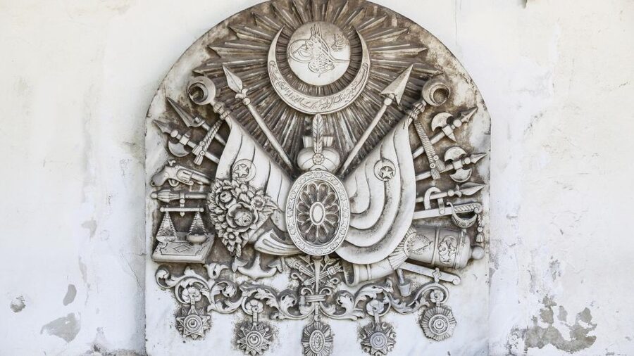 Topkapi Palace Tour: Scenes of the Ottoman Empire - Walking through the imperial courtyards
