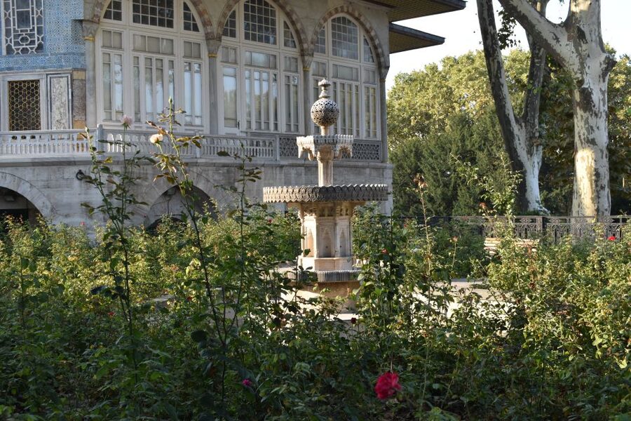 Topkapi Palace Tour: Scenes of the Ottoman Empire - Meeting behind the Blue Mosque