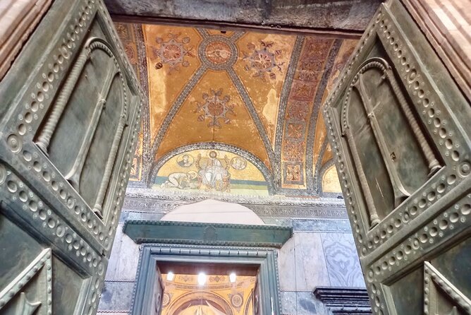 Topkapi Palace with Harem and Blue Mosque Guided Tour - The guides make or break the experience