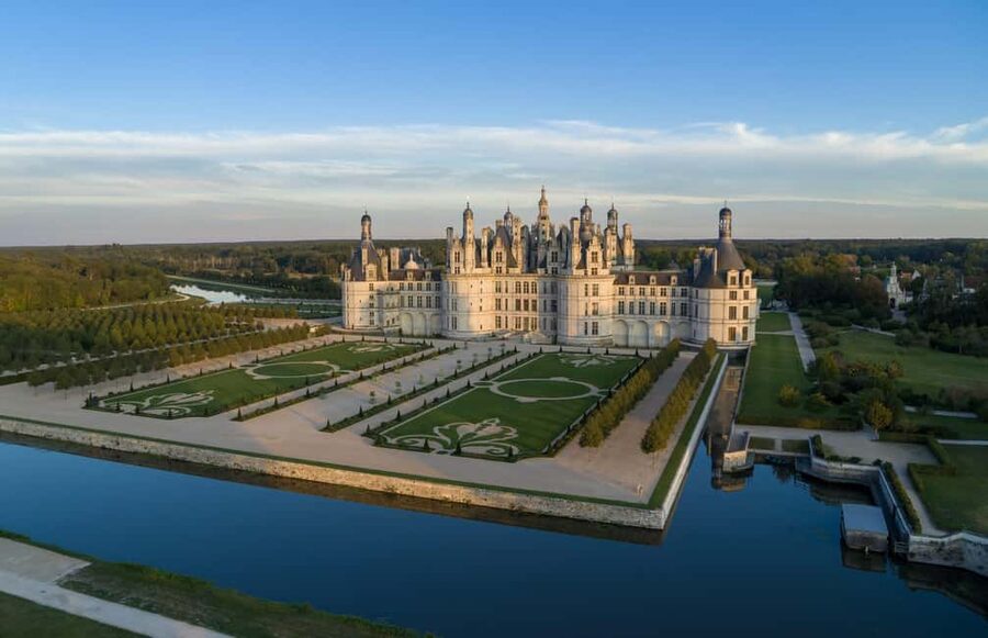 Tours/Amboise: Private Chambord and Chenonceau Chateau Tour - Two castles, two very different moods