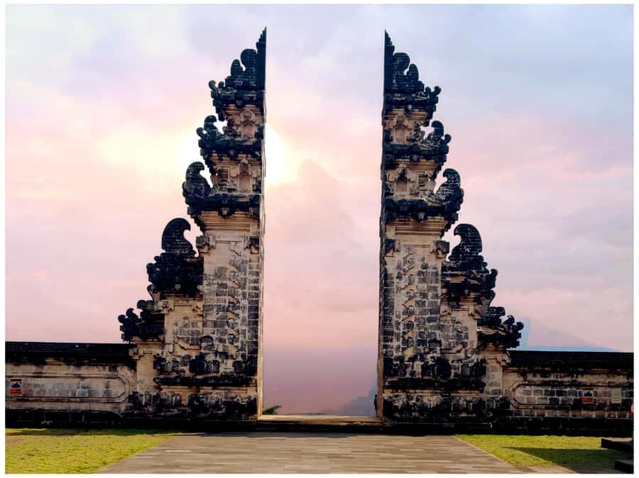 Ubud: Heaven Gate Lempuyang, Water Palace & Waterfall Tour - Tirta Gangga’s royal water gardens