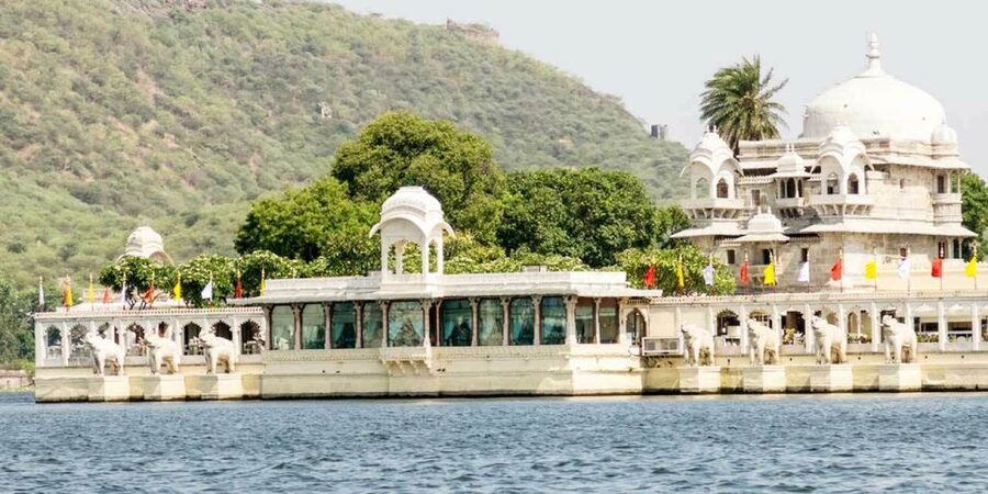 Udaipur: City Palace Museum Tour and Lake Pichola Boat Tour - The Mewar story behind the palace