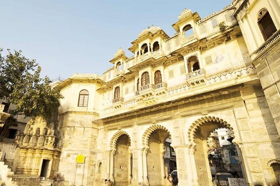 Udaipur: City Palace Museum Tour and Lake Pichola Boat Tour - Pickup and the ride to the palace